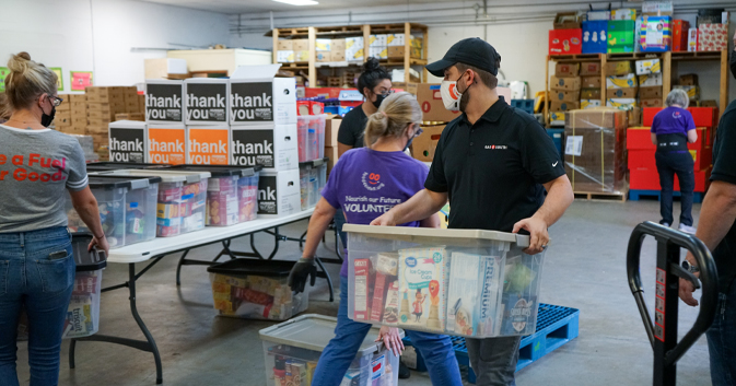 Gas South employees volunteering time at a local food shelter